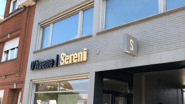 gevelreclame met blokletters