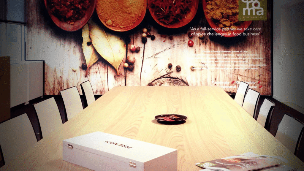 vergaderzaal met textielframe met daarop kruiden afgebeeld