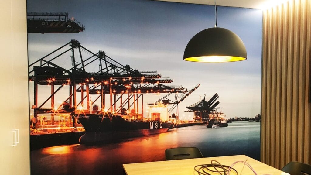 Vergaderzaal met textielframe met haventafereel