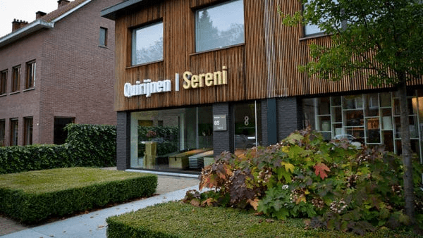 3D-logo met letters op gevel van gebouw in hout 