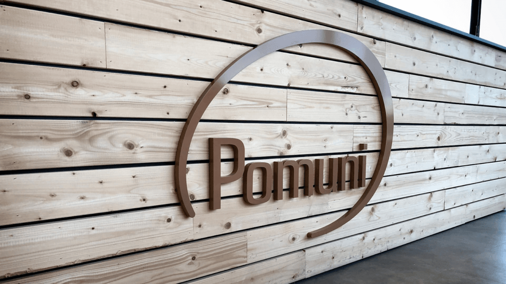 3D-logo in het bruin "Pomuni" op houten latten 