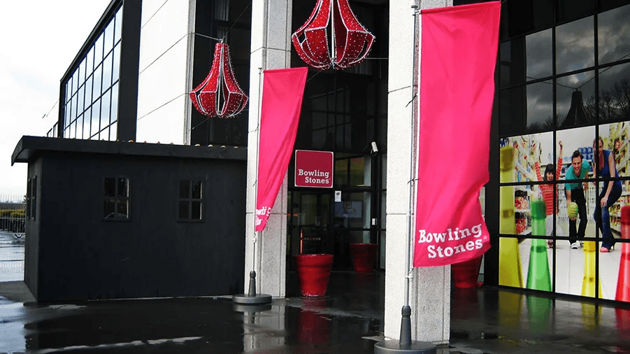 rode banners en vlaggenmasten bij ingang bedrijf